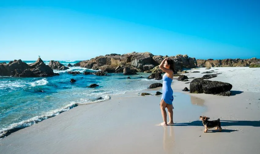 Femme avec son chien à Monterey Pebble Beach
